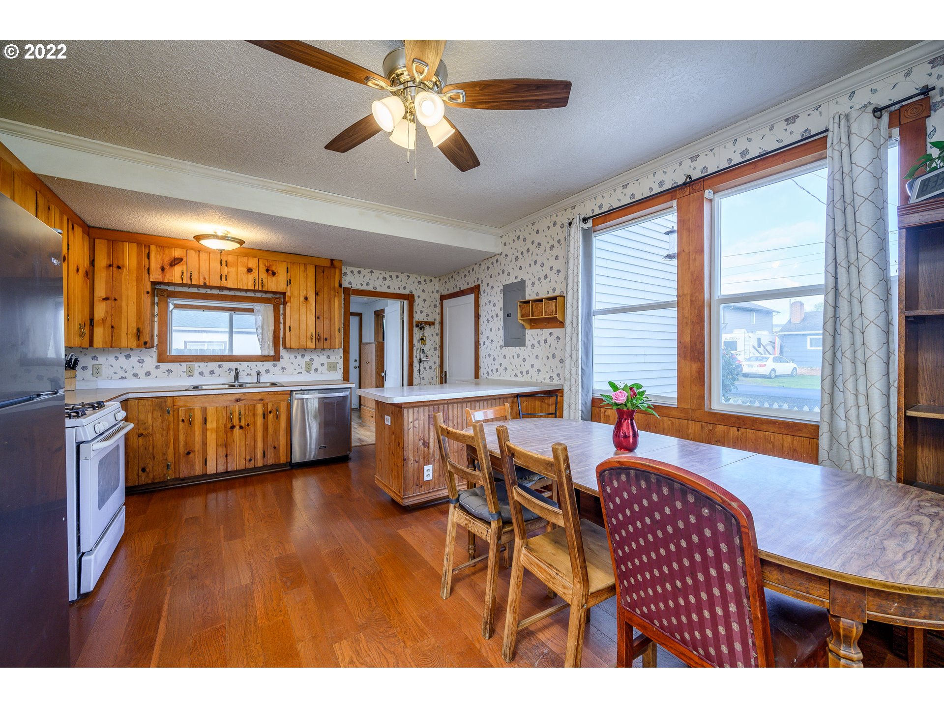 1029 Southeast Elm Street Dundee, OR 97115 - Photo 2 of 31