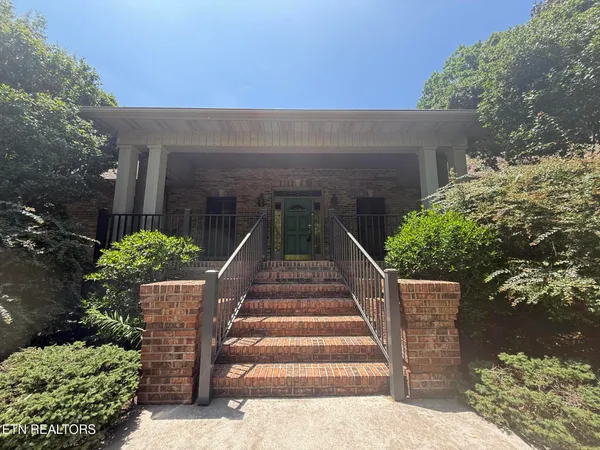 $929,000 | 1817 Peppertree Drive, Alcoa, TN 37701