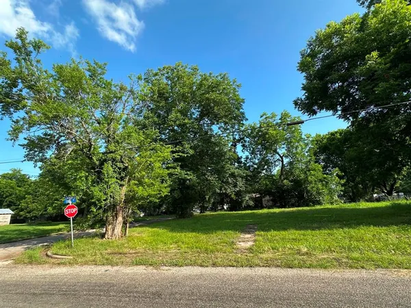 $10,000 | 300 West Jackson Street, Clarksville, TX 75426
