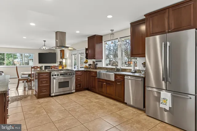 $875,000 | 10016 Raeburn Court, Fairfax, VA 22032