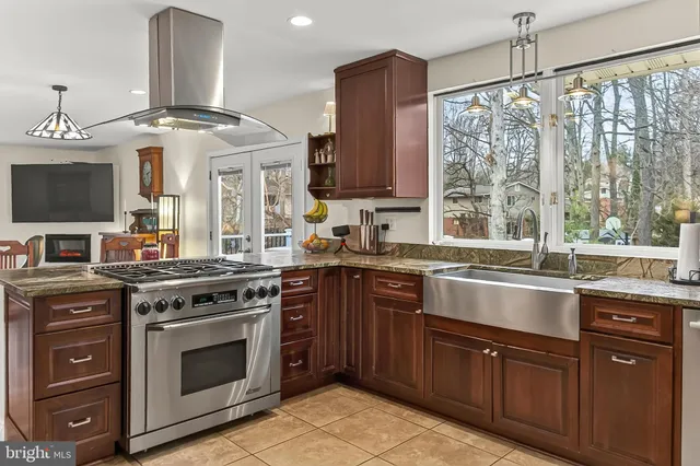 $875,000 | 10016 Raeburn Court, Fairfax, VA 22032