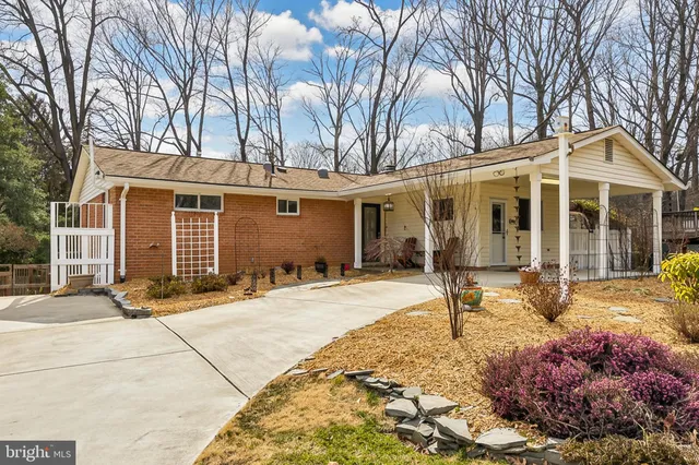 $875,000 | 10016 Raeburn Court, Fairfax, VA 22032