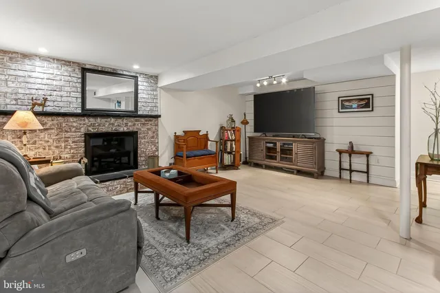 $875,000 | 10016 Raeburn Court, Fairfax, VA 22032