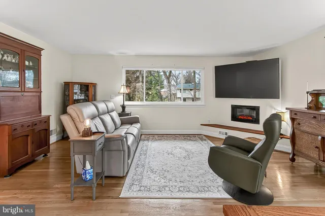 $875,000 | 10016 Raeburn Court, Fairfax, VA 22032