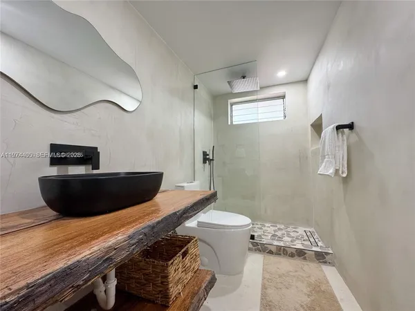 a view of a livingroom with furniture