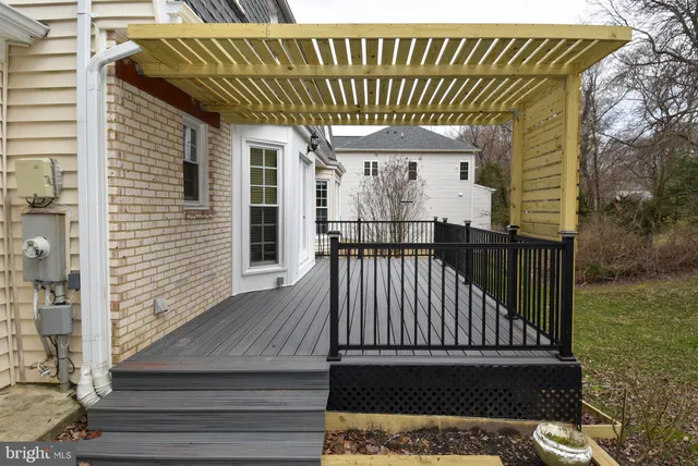 a view of entryway with a balcony