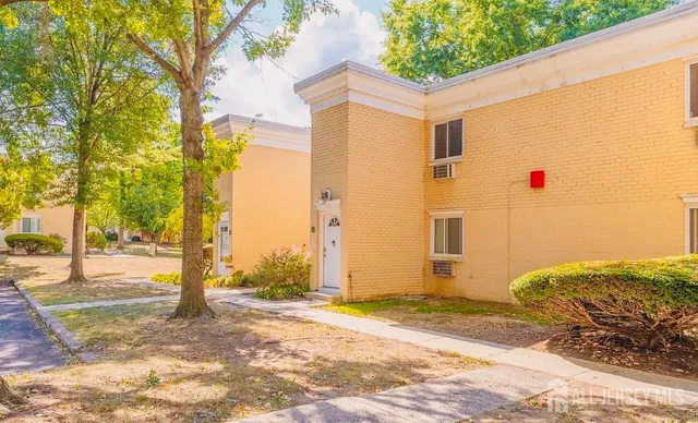 $2,250 | 20 Lake Avenue, Unit 2B, East Brunswick, NJ 08816