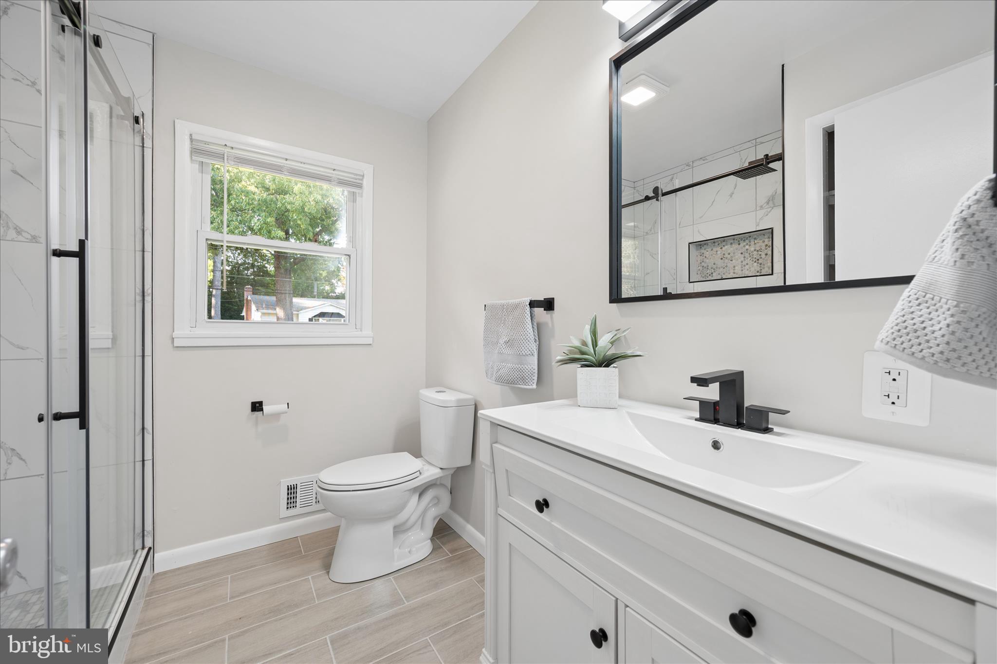 115 Woodland Road Gaithersburg, MD 20877 - Photo 23 of 40 BEAUTIFUL Bath