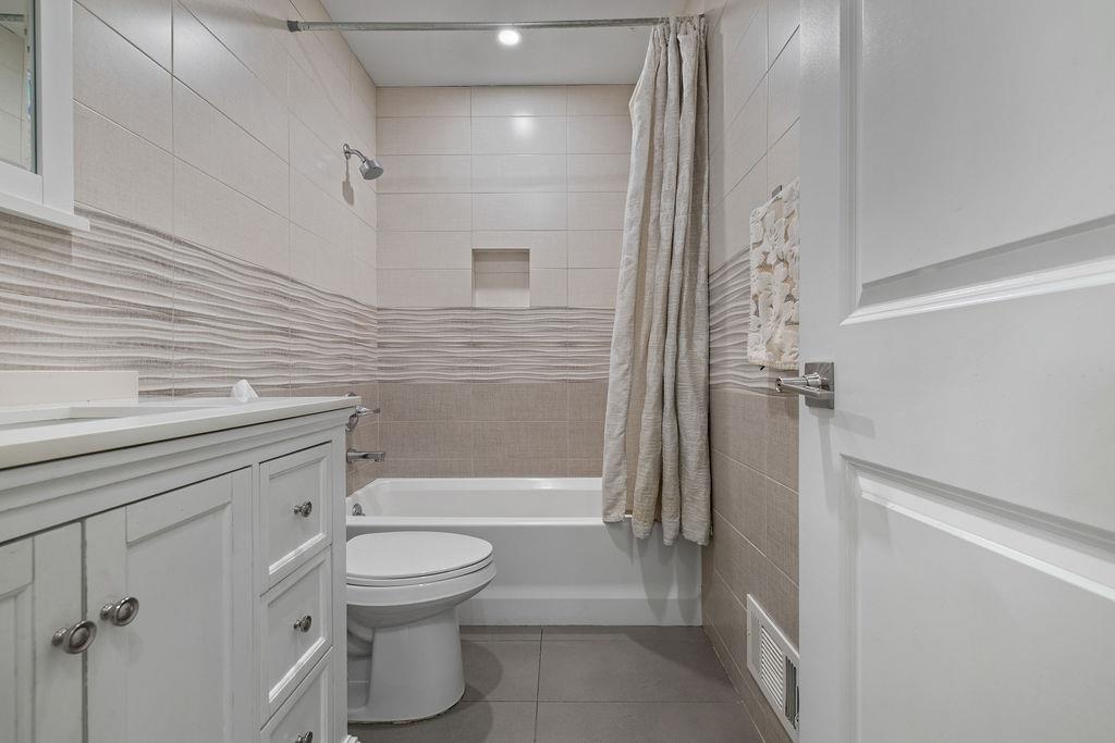 79 Francis Place Spring Valley, NY 10977 - Photo 14 of 37 a bathroom with a toilet a sink and bathtub