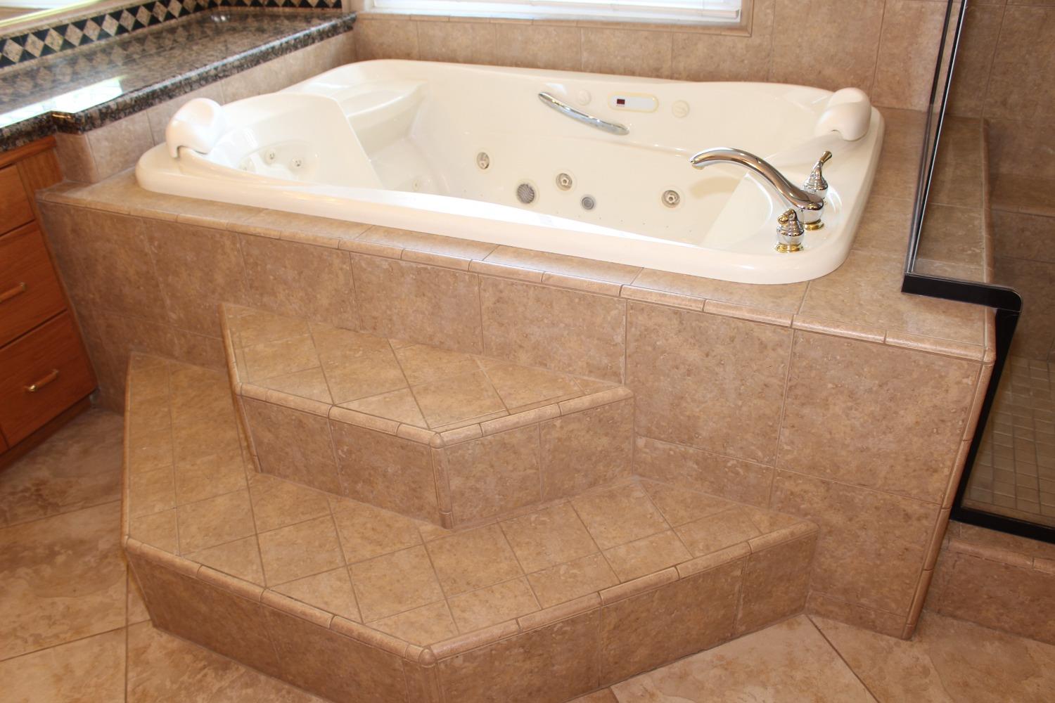 2478 Rall Avenue Clovis, CA 93611 - Photo 25 of 35 a bathroom with a bathtub