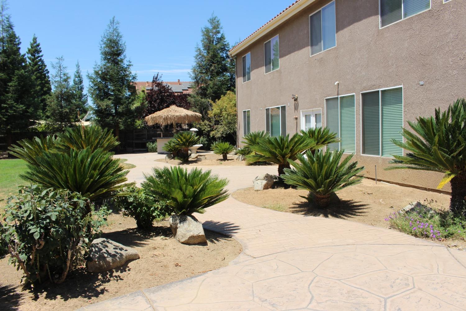 2478 Rall Avenue Clovis, CA 93611 - Photo 31 of 35 a view of a house with a patio