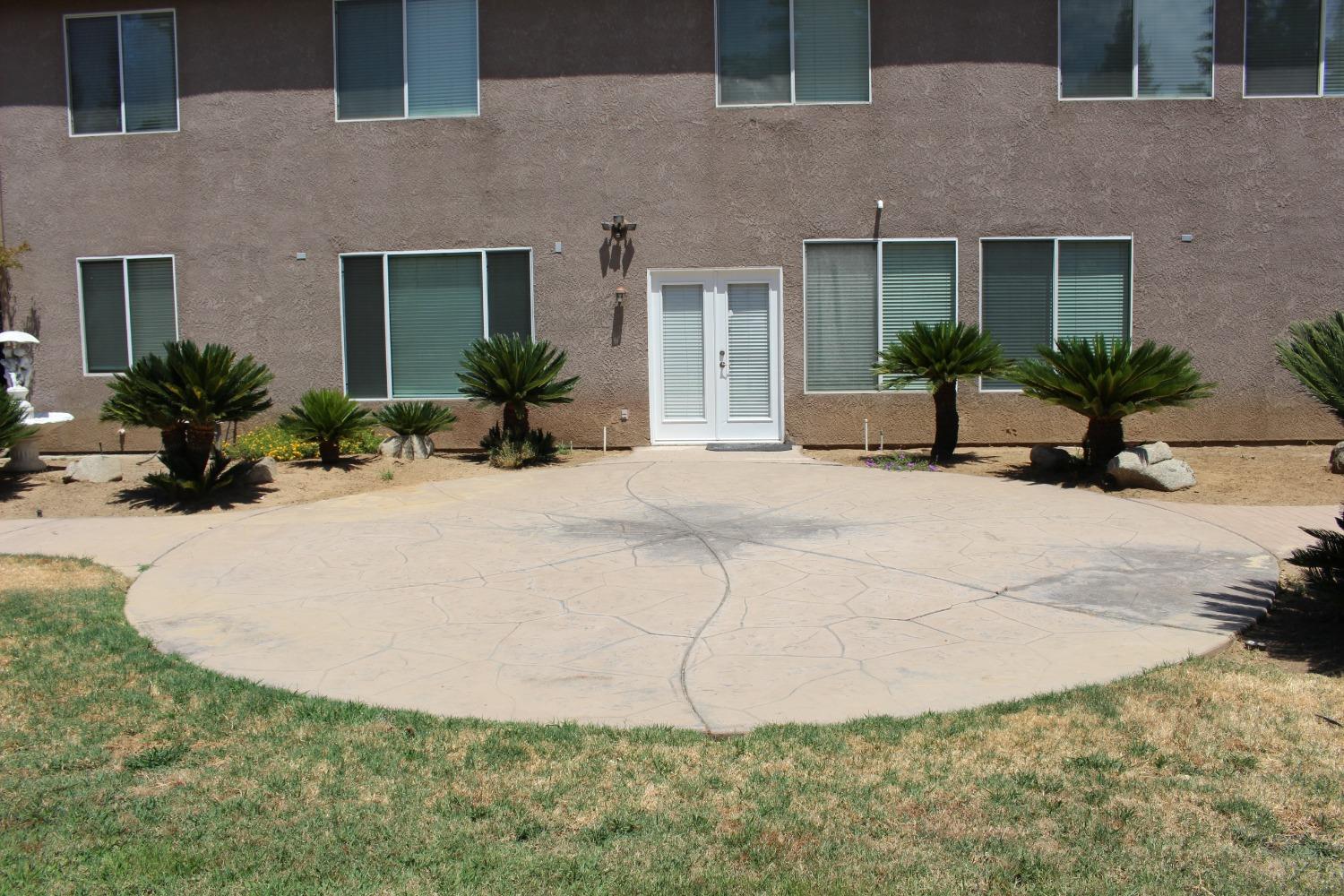 2478 Rall Avenue Clovis, CA 93611 - Photo 33 of 35 a view of outdoor space yard and porch