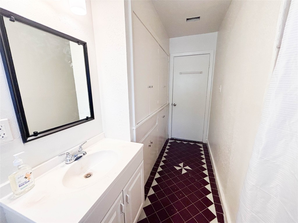 1918 Bingle Road Houston, TX 77055 - Photo 20 of 34