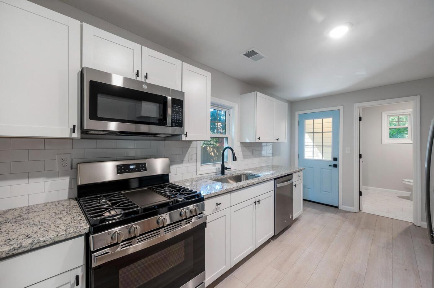 4673 Hassell Avenue North Charleston, SC 29405 - Photo 11 of 15 Range and Microwave