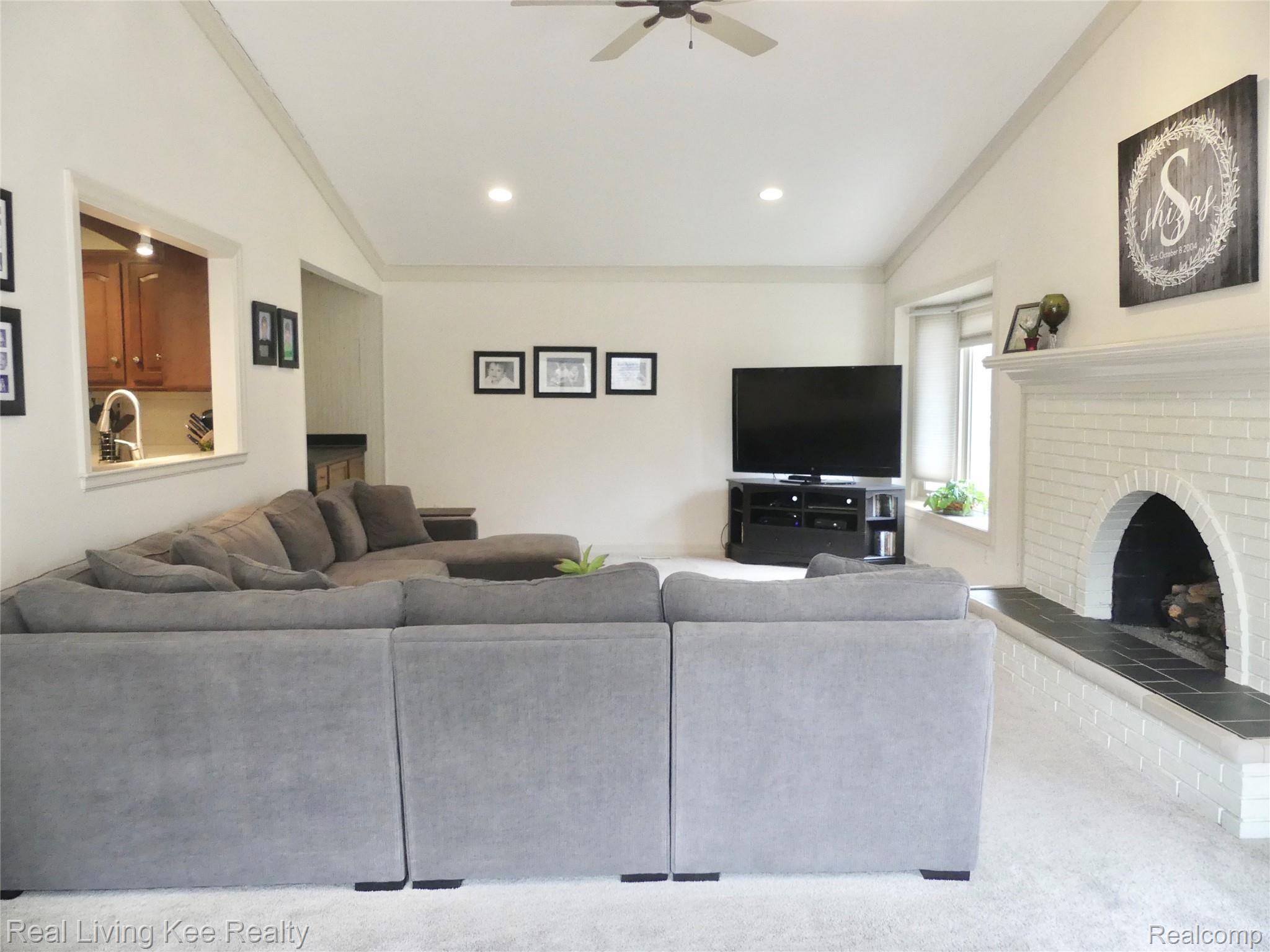 5164 Aintree Road Rochester, MI 48306 - Photo 17 of 47 Huge family room with vaulted ceiling, gas fireplace, doorwall to deck