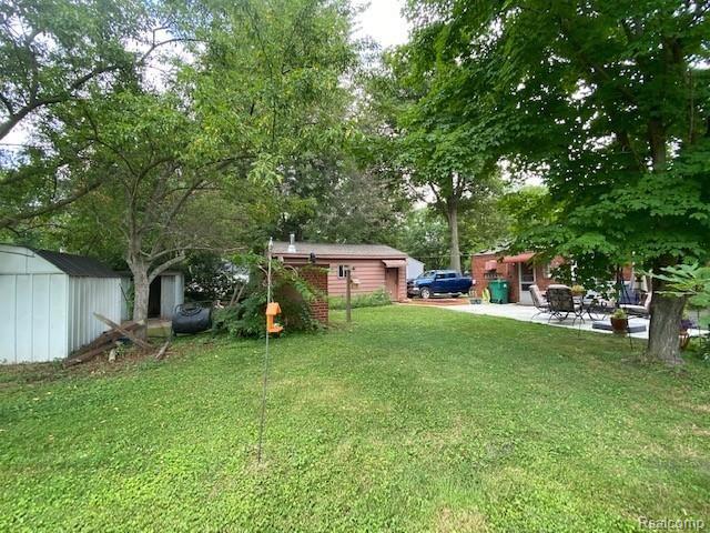 11000 Dewitt Road Belleville, MI 48111 - Photo 12 of 26 Clean, well-maintained lawn