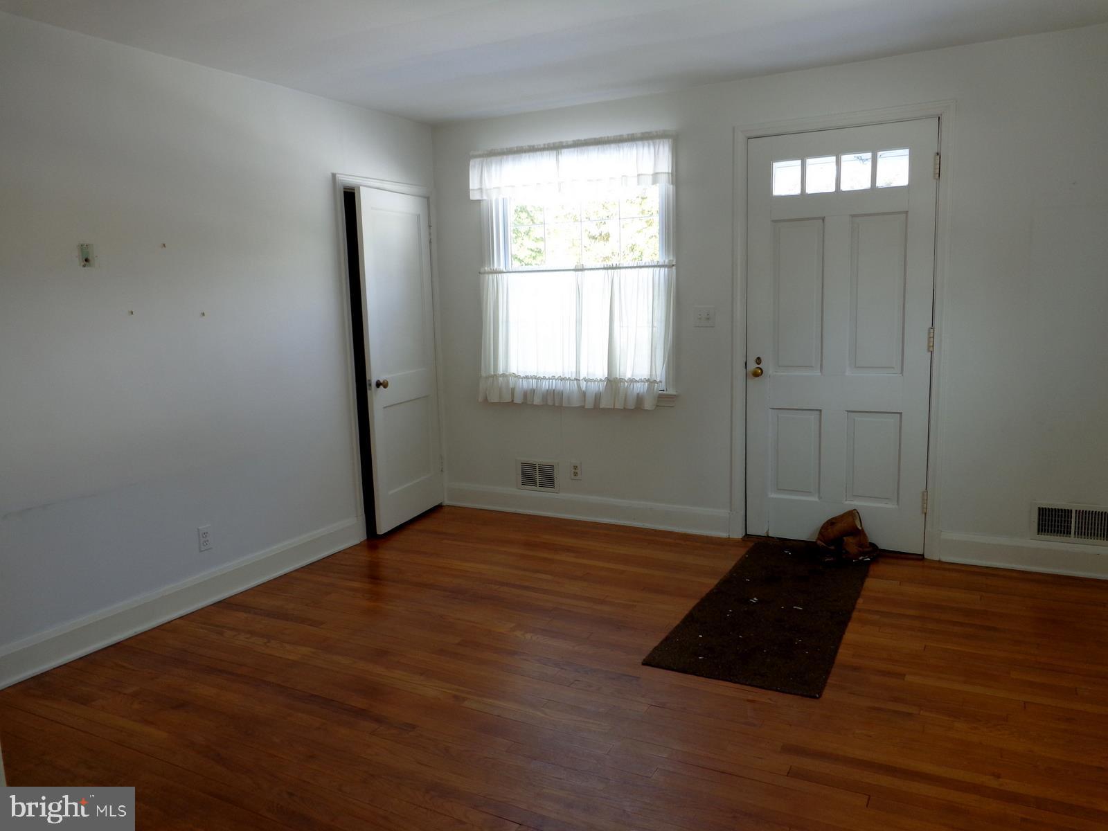 413 Brook Road Baltimore, MD 21286 - Photo 3 of 30 Living room