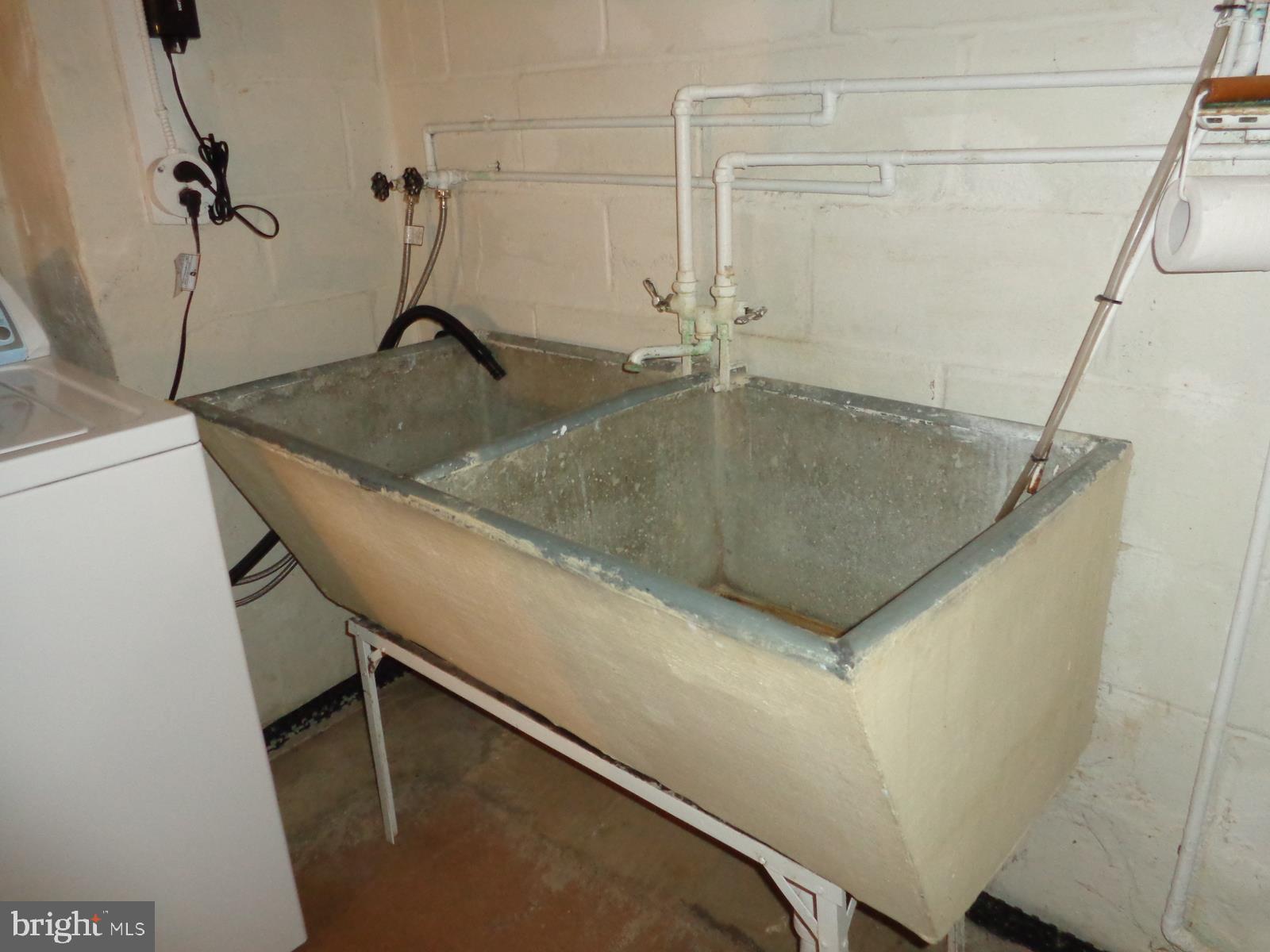 413 Brook Road Baltimore, MD 21286 - Photo 25 of 30 Sanitary tub