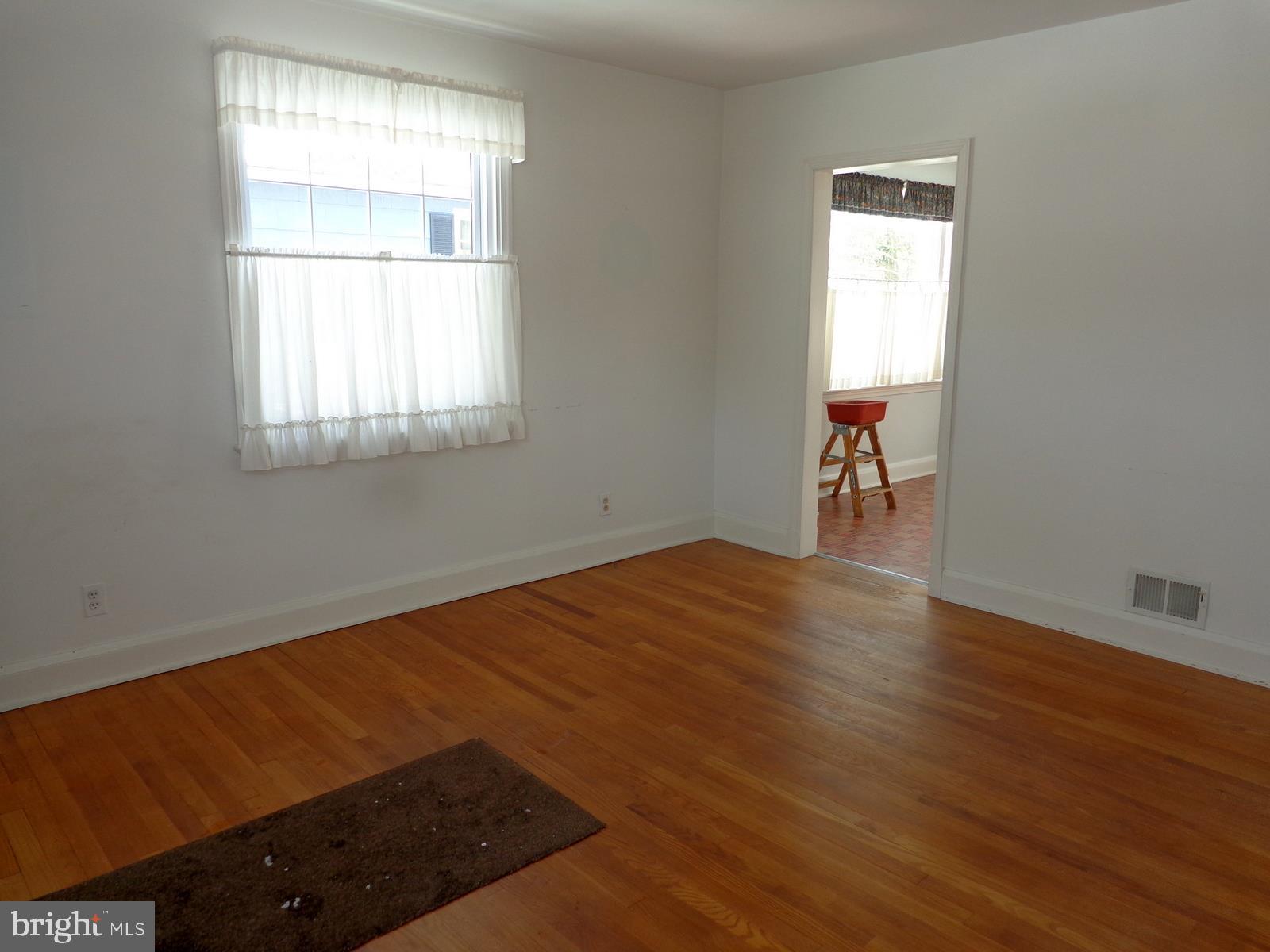 413 Brook Road Baltimore, MD 21286 - Photo 4 of 30 Living room