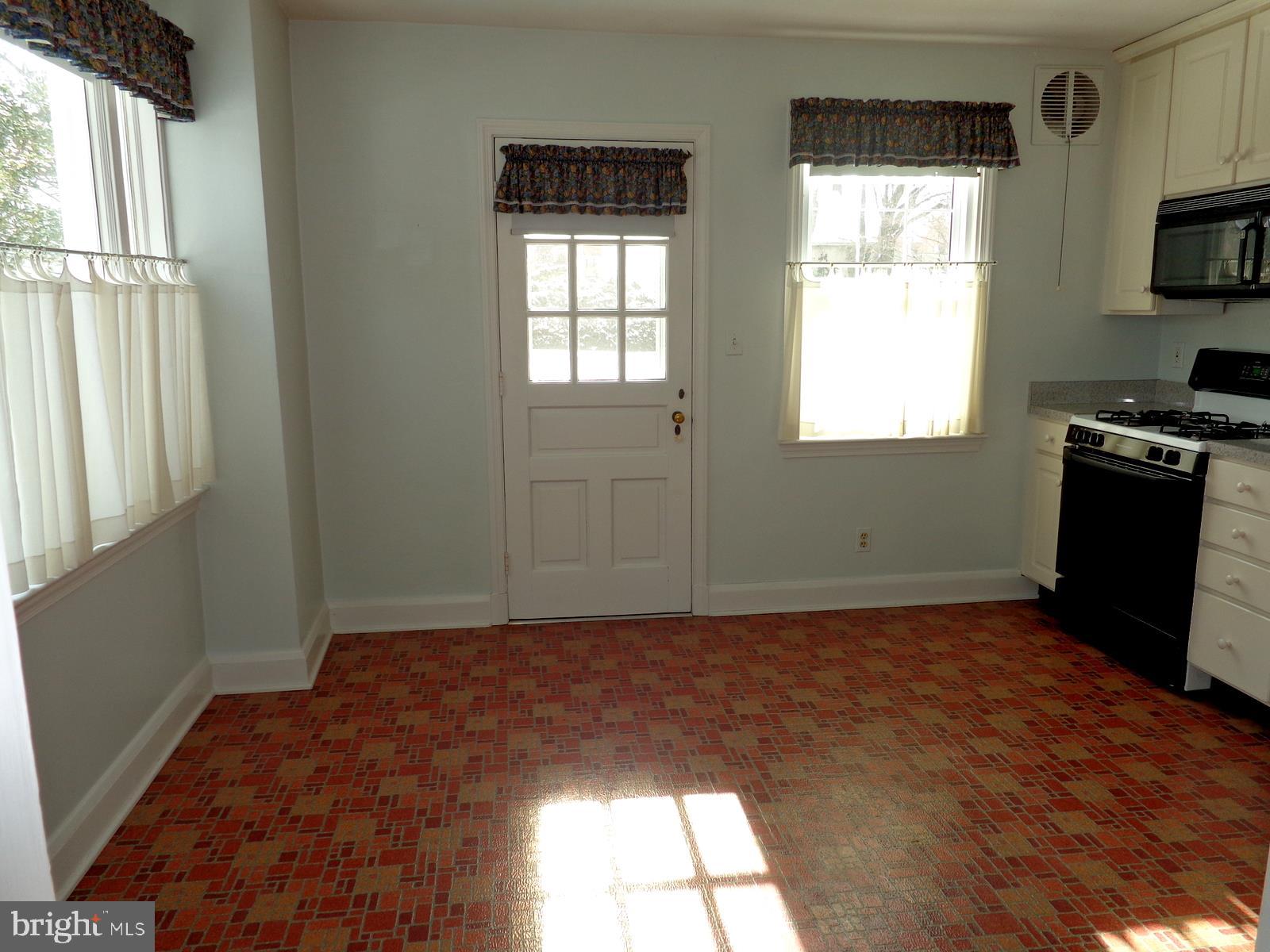 413 Brook Road Baltimore, MD 21286 - Photo 9 of 30 Kitchen and dining area