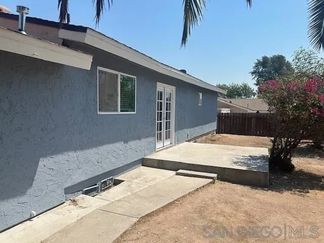 a view of backyard of the house