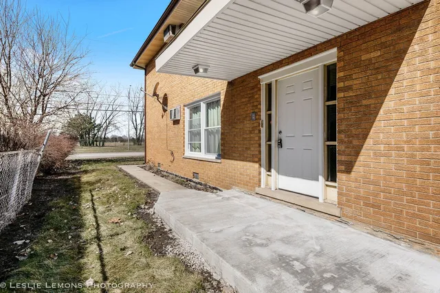 $1,650 | 7653 Roberts Road, Unit 1W, Bridgeview, IL 60455