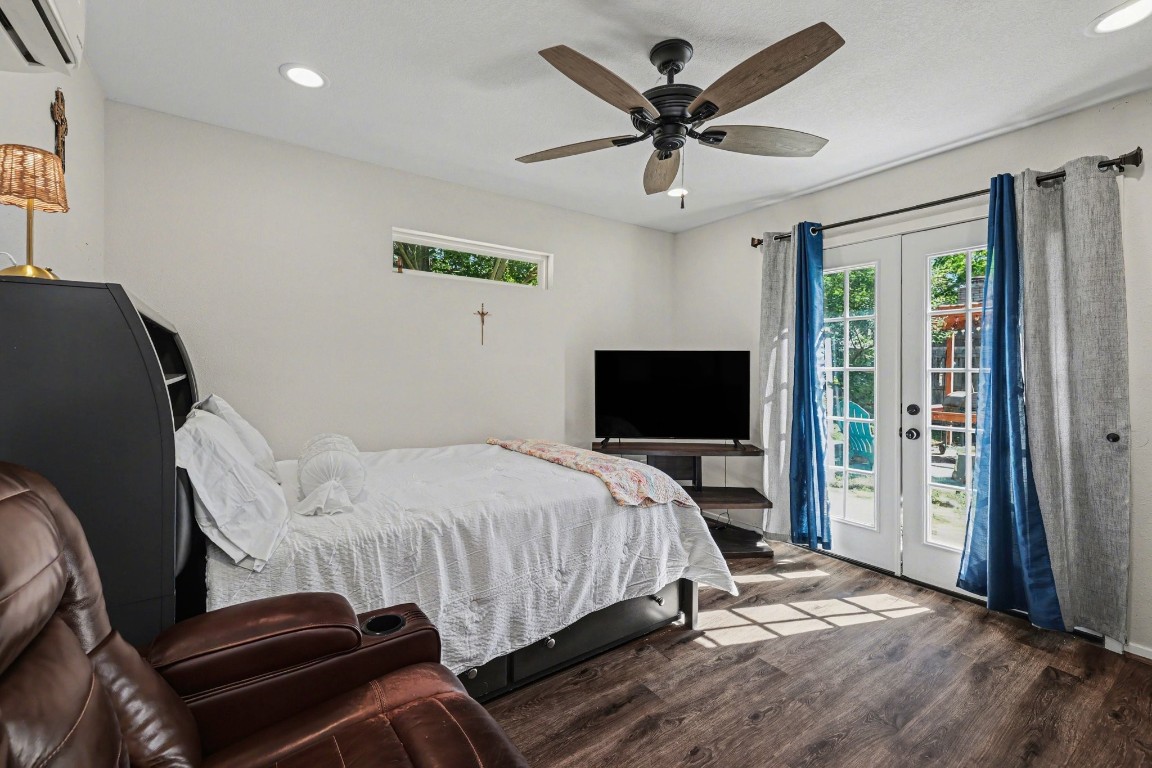 4306 Stallion Brook Lane Spring, TX 77388 - Photo 20 of 36 In-law suite or flex space that opens up to backyard