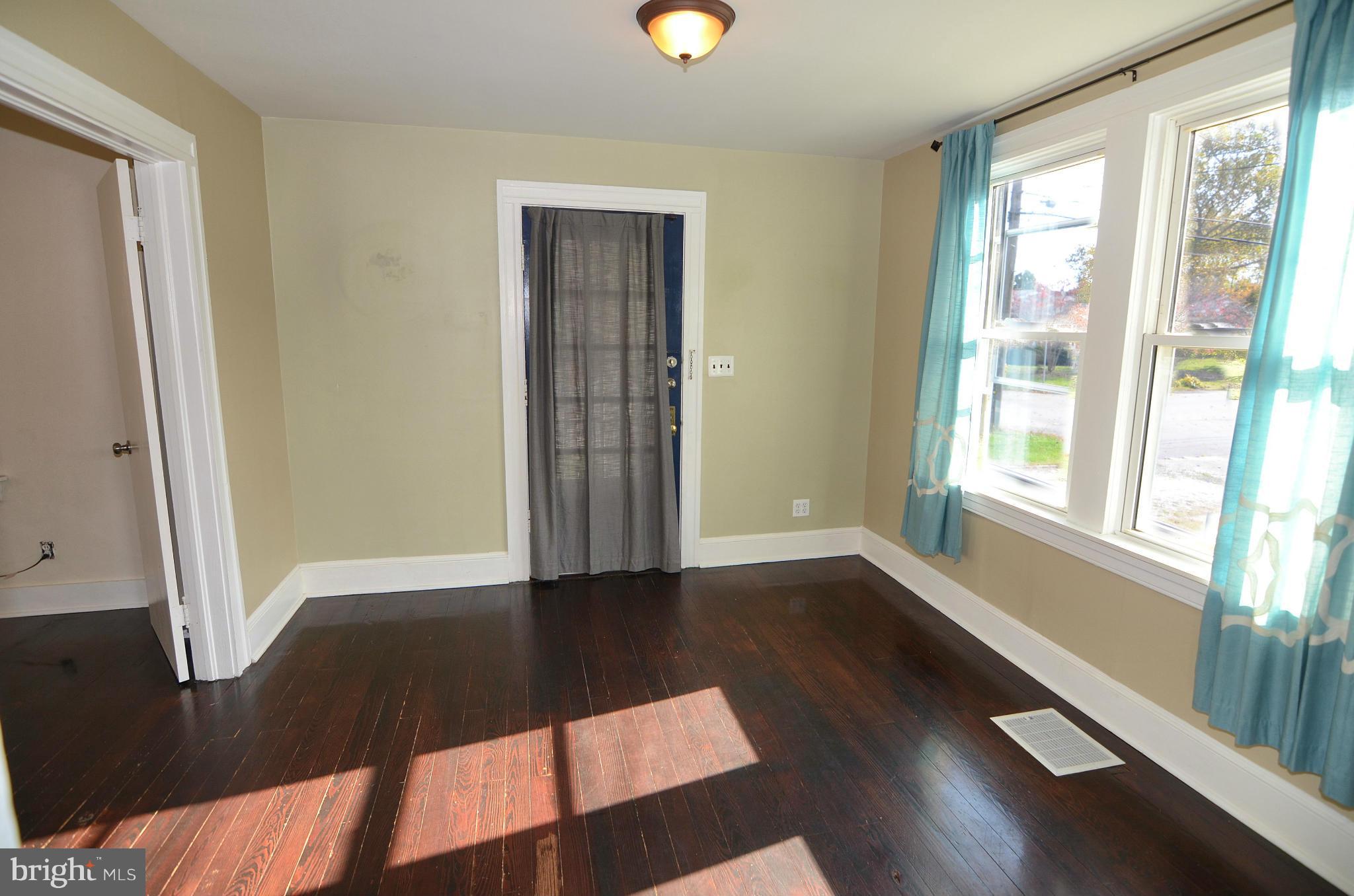 238 Meadow Road Pasadena, MD 21122 - Photo 8 of 30 Living Room