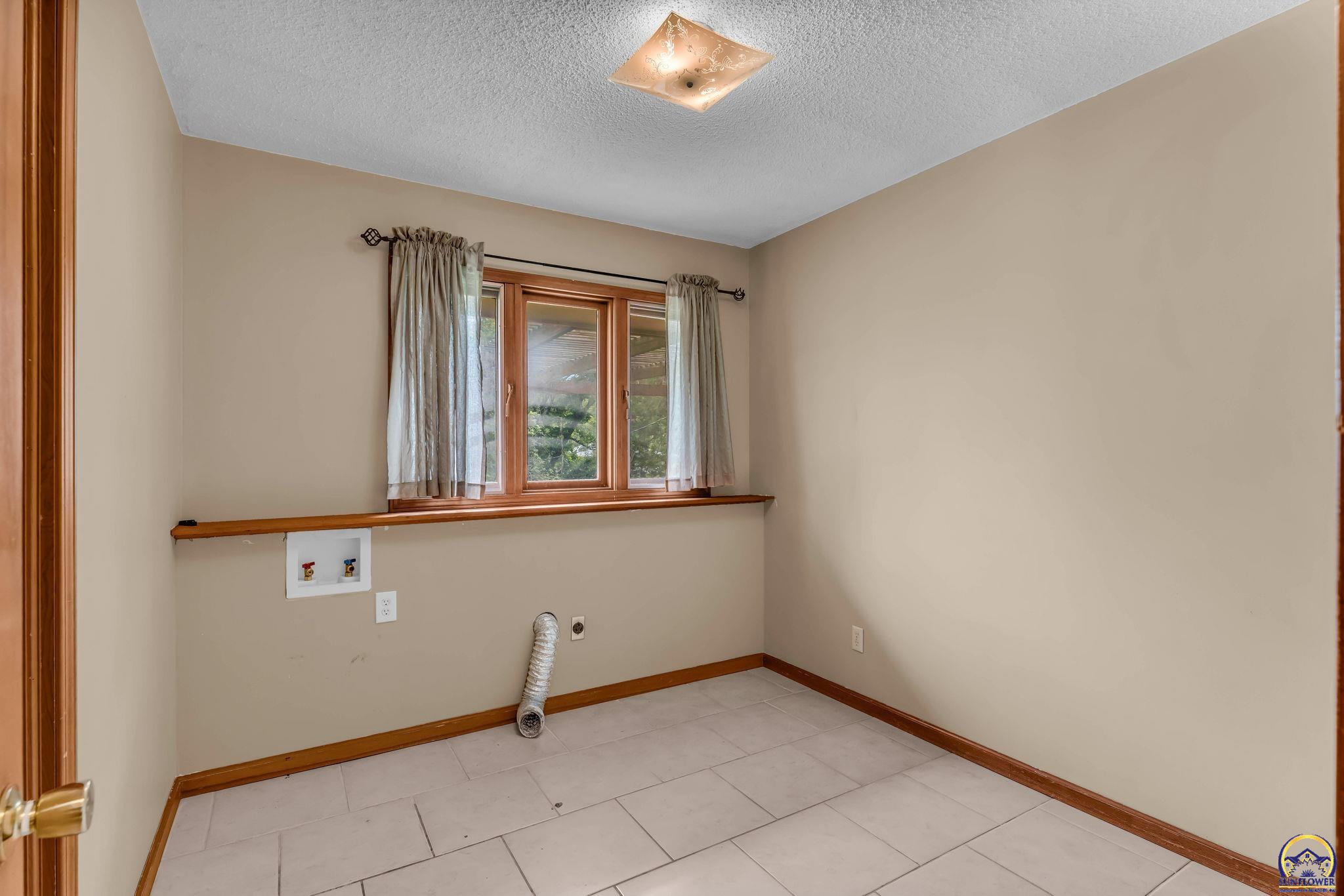 4101 Northwest Pocahontas Drive Topeka, KS 66618 - Photo 12 of 23