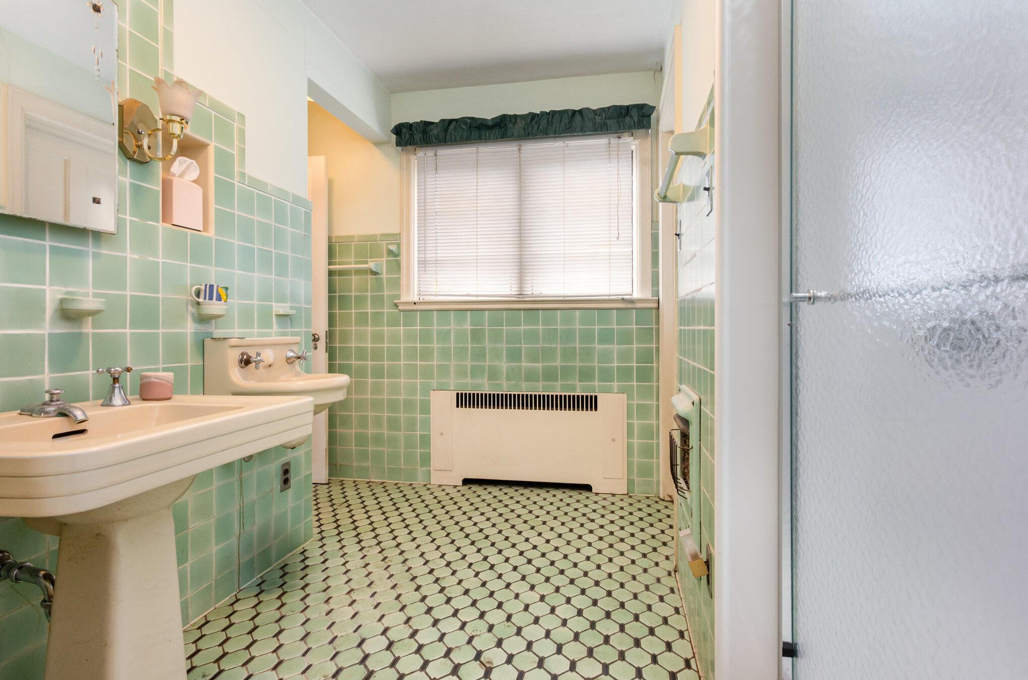 293 Merchant Street Newark, OH 43055 - Photo 29 of 61 2nd floor full bath