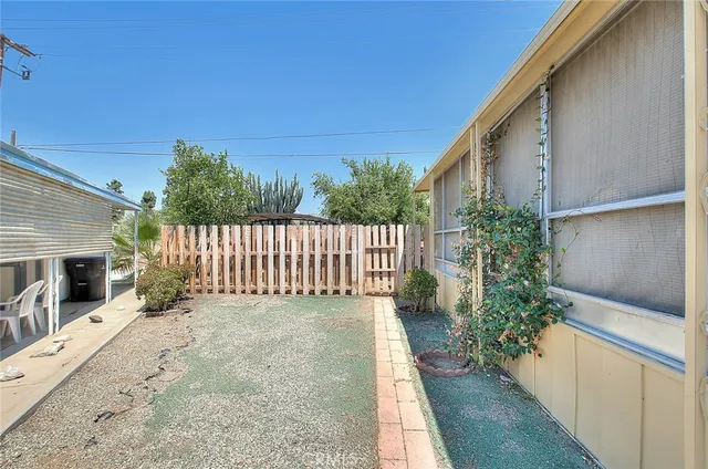 a view of a backyard with pathway