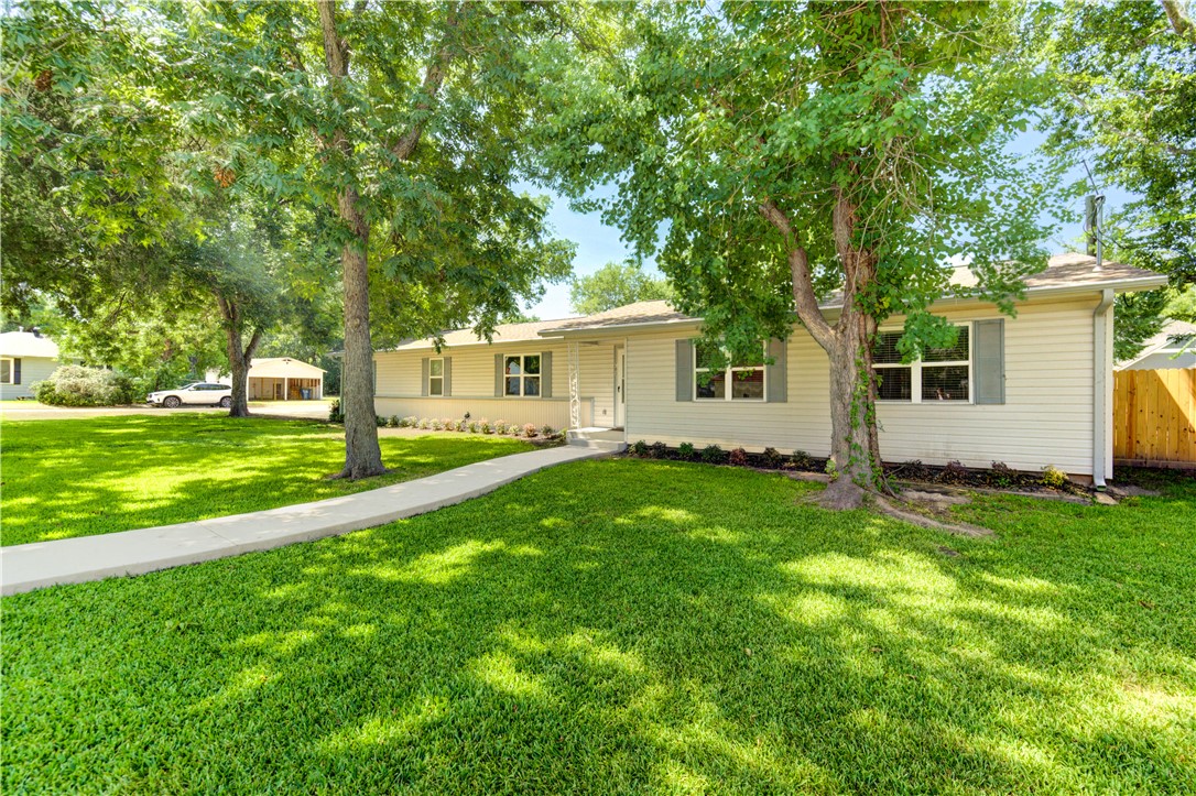 703 Horlock Street Navasota, TX 77868 - Photo 3 of 37