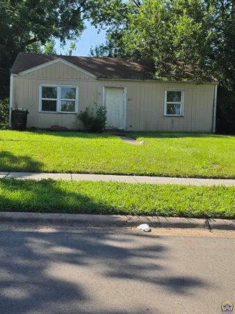 $194,000 | 231 Southeast Pinecrest Drive, Topeka, KS 66605