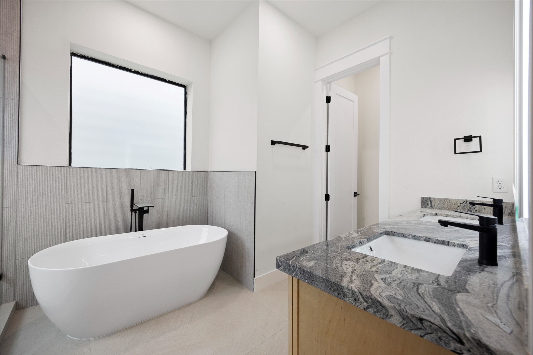 6330 Sidney Street Houston, TX 77021 - Photo 17 of 21 Primary bath