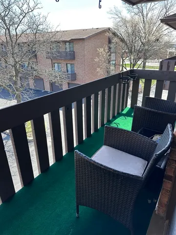 $285,000 | 320 Sheridan Drive, Unit 2C, Willowbrook, IL 60527