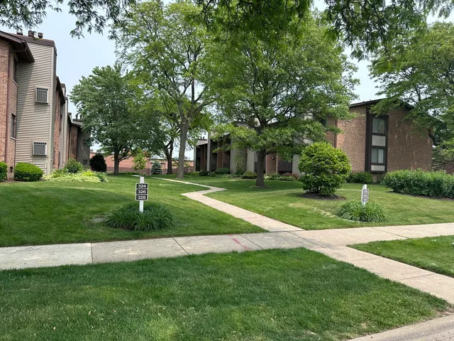$285,000 | 320 Sheridan Drive, Unit 2C, Willowbrook, IL 60527
