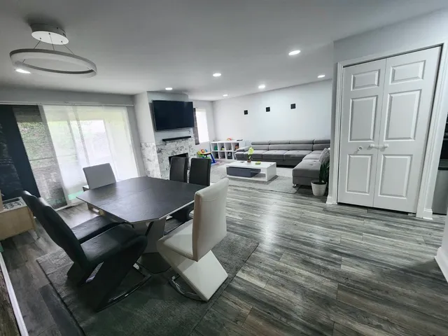 $285,000 | 320 Sheridan Drive, Unit 2C, Willowbrook, IL 60527