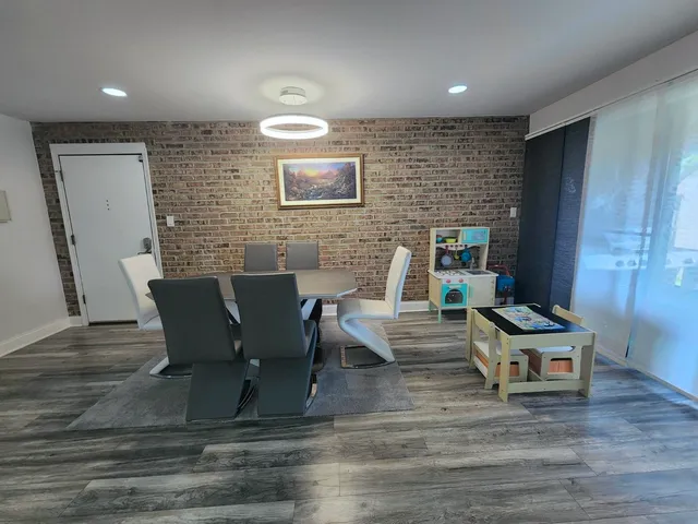 $285,000 | 320 Sheridan Drive, Unit 2C, Willowbrook, IL 60527