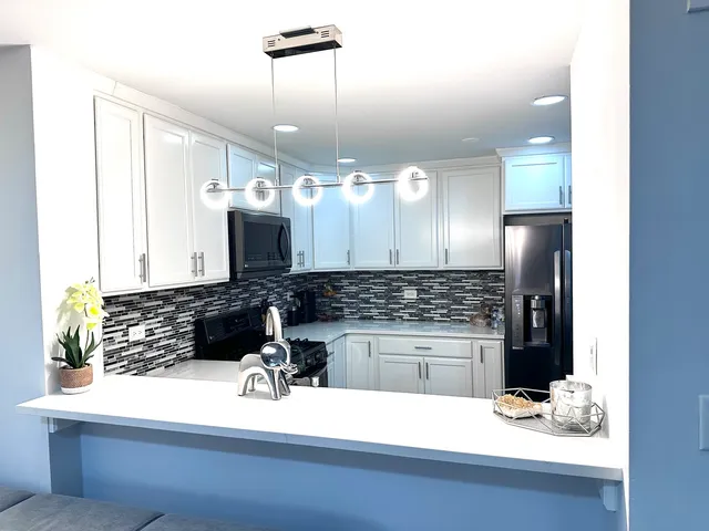 $285,000 | 320 Sheridan Drive, Unit 2C, Willowbrook, IL 60527