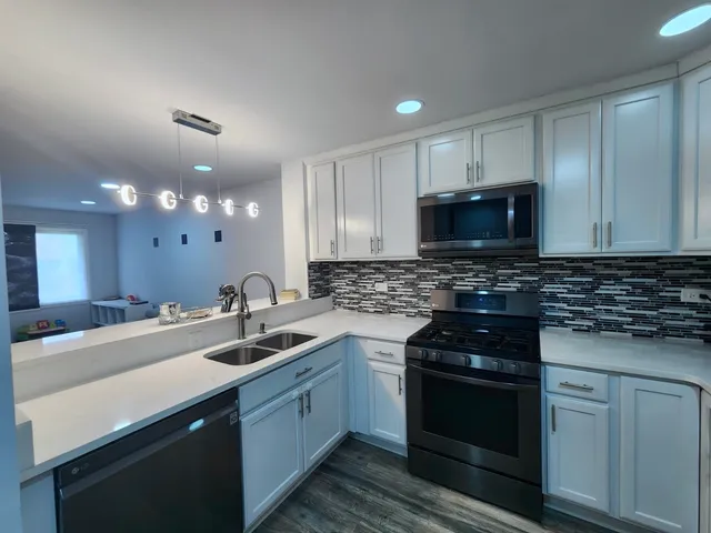 $285,000 | 320 Sheridan Drive, Unit 2C, Willowbrook, IL 60527