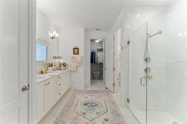 a view of a house with backyard and garden