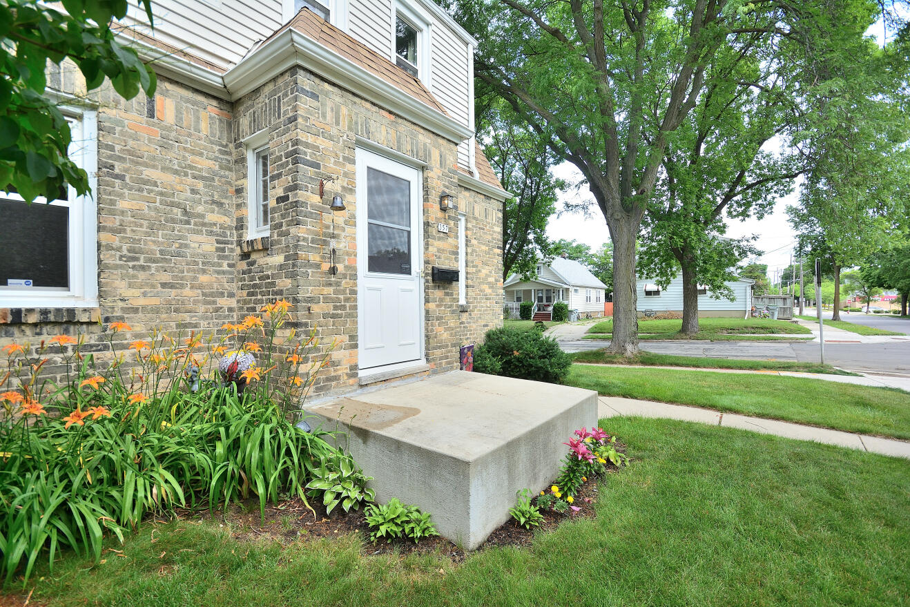 357 North 60th Street Milwaukee, WI 53213 - Photo 3 of 36 Front