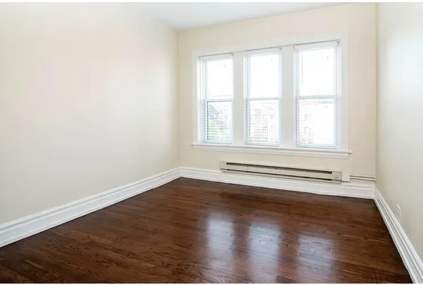 $2,895 | 3819.5 North Greenview Avenue, Unit 1E, Chicago, IL 60613