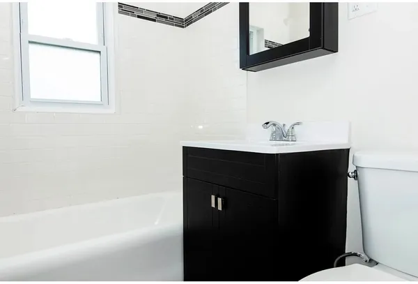 $2,895 | 3819.5 North Greenview Avenue, Unit 1E, Chicago, IL 60613