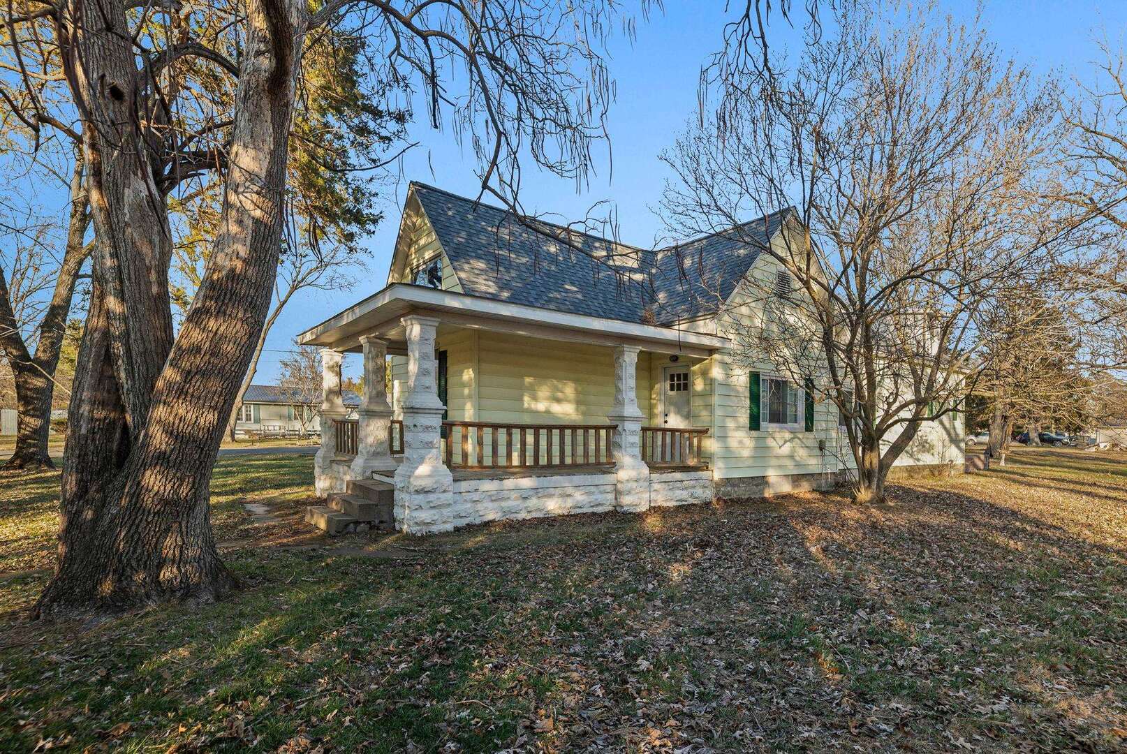 101 Marilyn Avenue Centralia, IL 62801 - Photo 2 of 34 a front view of a house with garden