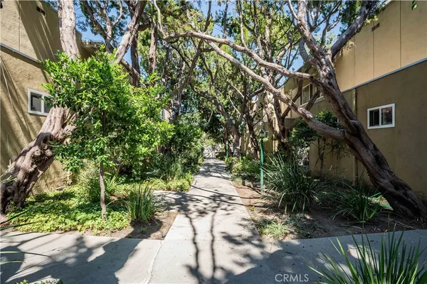 $439,000 | 11138 Aqua Vista Street, Unit 49, Studio City, CA 91602