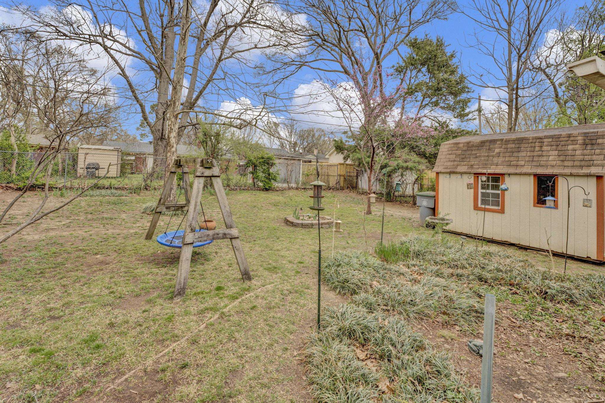 4930 Verne Road Memphis, TN 38117 - Photo 3 of 22 a view of a yard with a house