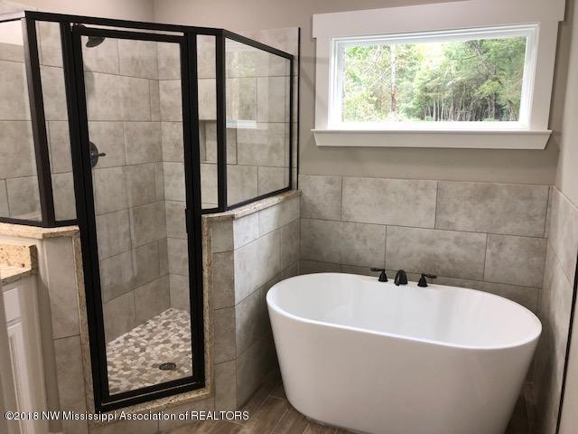 103 Harvest Road Coldwater, MS 38618 - Photo 1 of 2 Master bathroom tub