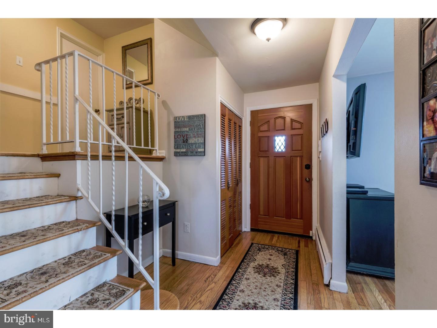 609 Kneedler Road North Wales, PA 19454 - Photo 3 of 24 Foyer