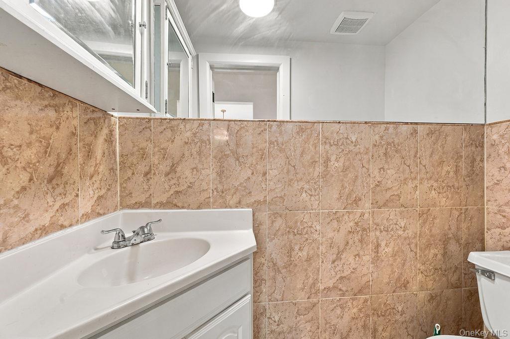 84 Middle Neck Road Roslyn, NY 11576 - Photo 23 of 28 Gallery Image 23